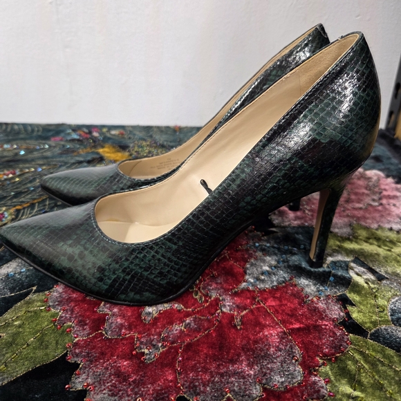 Marc Fisher Dark Green Snakeskin Heels - Picture 2 of 8